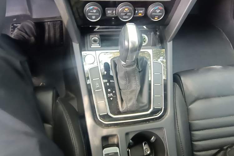 Used Volkswagen Magotan 2019 330TSI DSG Luxury Version China VI Standard Gear Lever