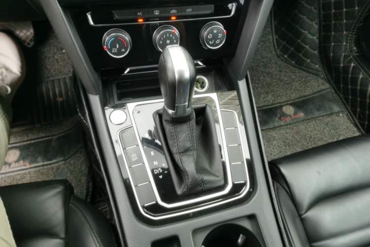 Used Volkswagen Magotan 2019 330TSI DSG Leading Edition China V Standard Gear Lever