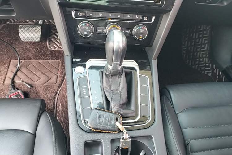 Used Volkswagen Magotan 2019 330TSI DSG Luxury Model China V Standard Gear Lever
