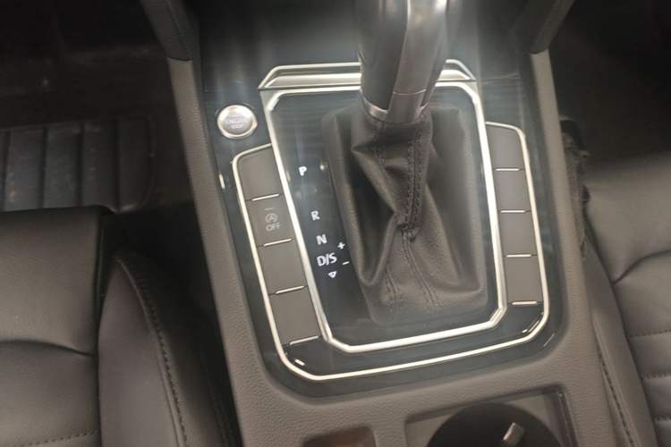 Used Volkswagen Magotan 2019 330TSI DSG Luxury Version China VI Standard Gear Lever