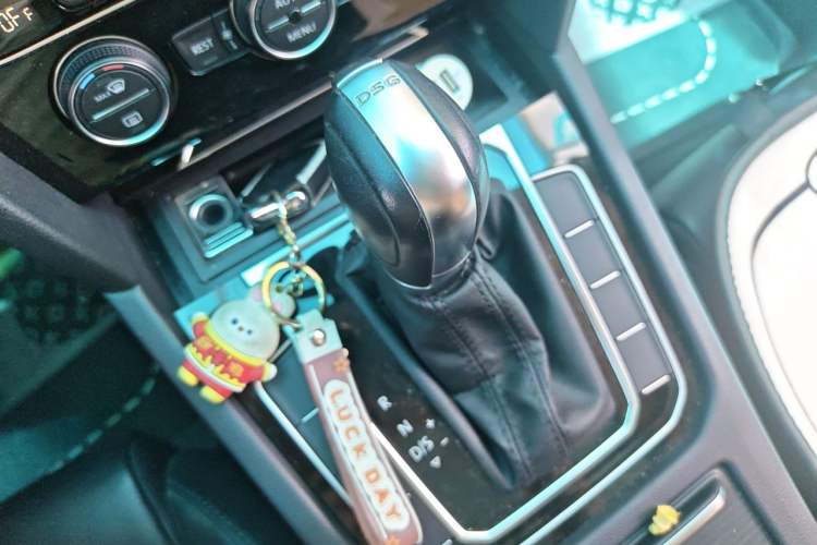 Used Volkswagen Magotan 2019 330TSI DSG Luxury Version China VI Standard Gear Lever
