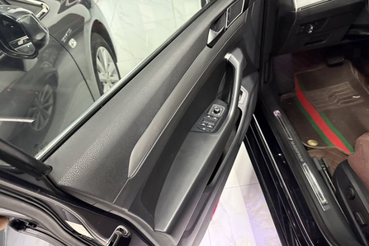 Used Volkswagen Magotan 2019 330TSI DSG Leading Model China VI Standard Interior 1