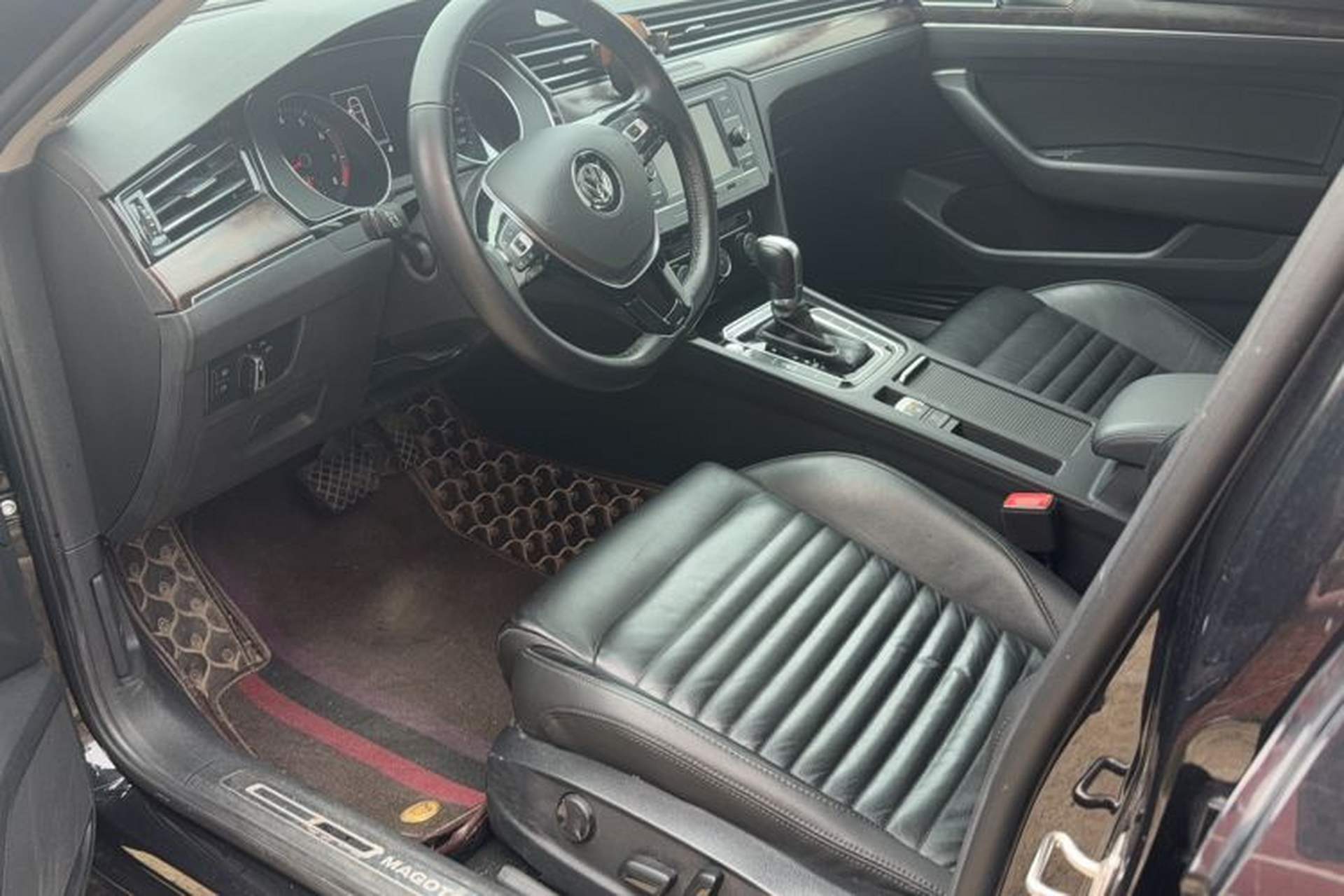Used Volkswagen Magotan 2019 330TSI DSG Leading Model China VI Standard Interior 1