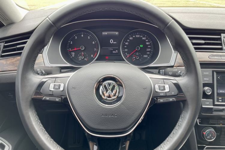 Used Volkswagen Magotan 2019 330TSI DSG Leading Model China VI Standard Interior 1