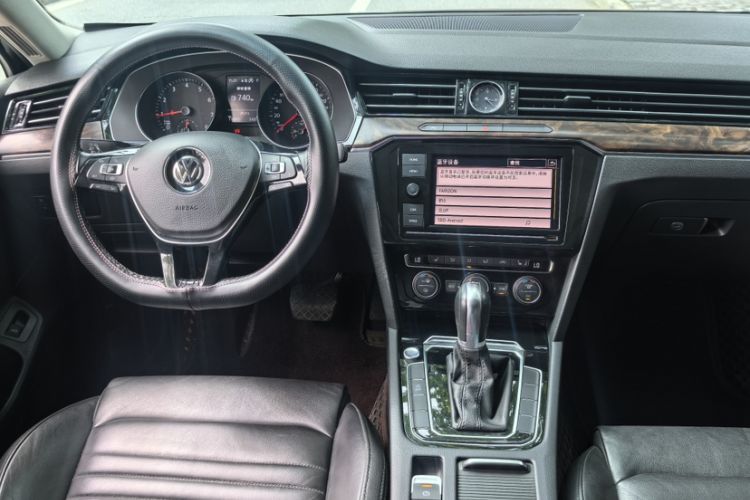 Used Volkswagen Magotan 2019 330TSI DSG Luxury Version China VI Standard Interior 1