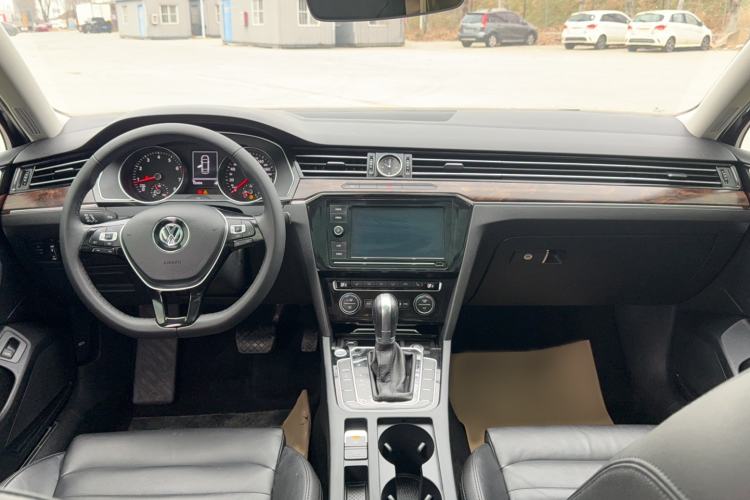 Used Volkswagen Magotan 2019 330TSI DSG Luxury Version China VI Standard Interior 1