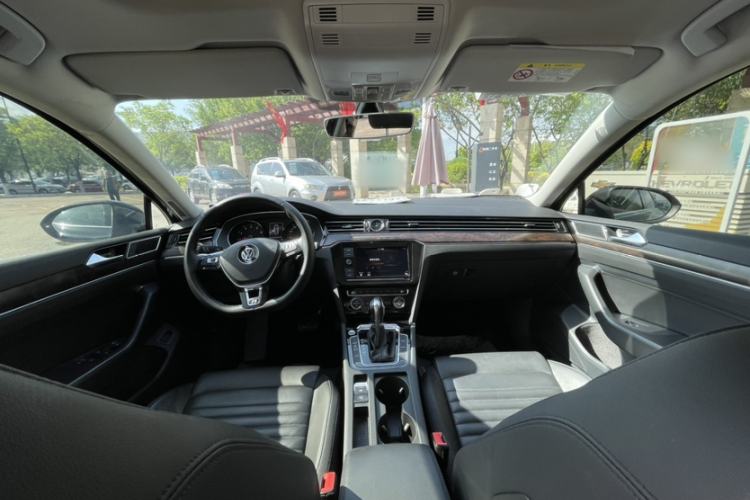 Used Volkswagen Magotan 2019 330TSI DSG Luxury Version China VI Standard Interior 1