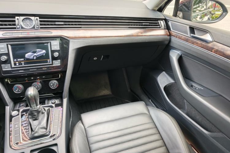 Used Volkswagen Magotan 2019 330TSI DSG Leading Model China VI Standard Interior 1