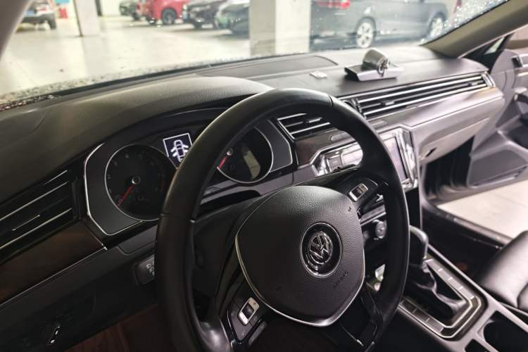 Used Volkswagen Magotan 2019 330TSI DSG Luxury Version China VI Standard Interior 1