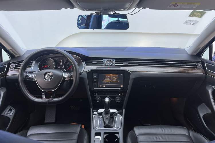 Used Volkswagen Magotan 2019 330TSI DSG Luxury Version China VI Standard Interior 1