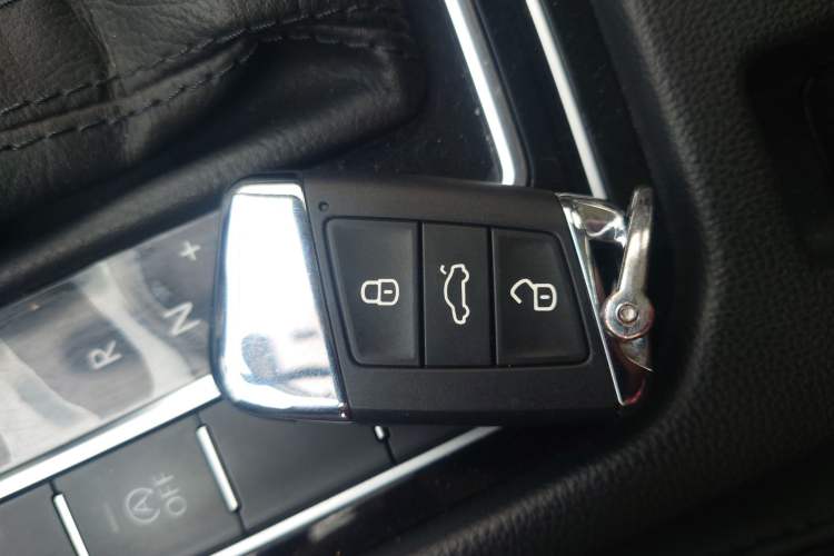Used Volkswagen Magotan 2019 330TSI DSG Leading Model China VI Standard Interior 1