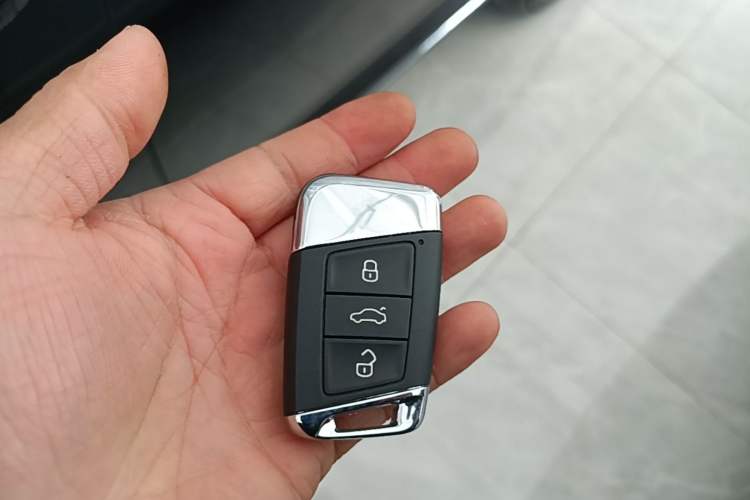 Used Volkswagen Magotan 2019 330TSI DSG Leading Model China VI Standard Interior 1