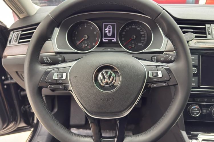 Used Volkswagen Magotan 2019 330TSI DSG Luxury Version China VI Standard Interior 1