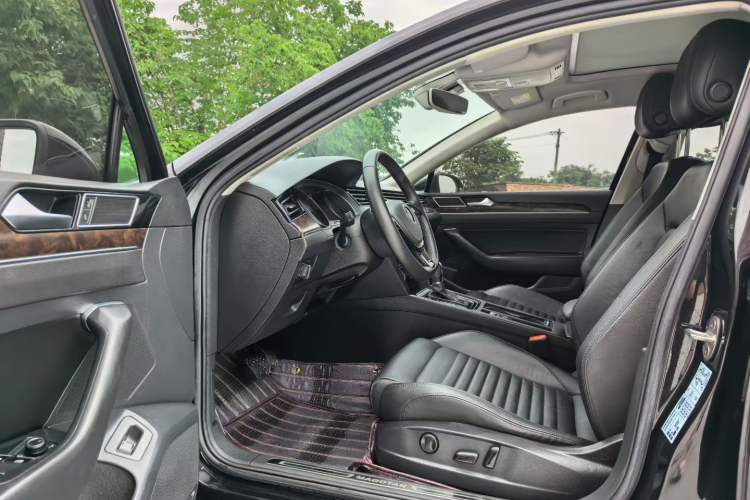 Used Volkswagen Magotan 2019 330TSI DSG Luxury Version China VI Standard Interior 1