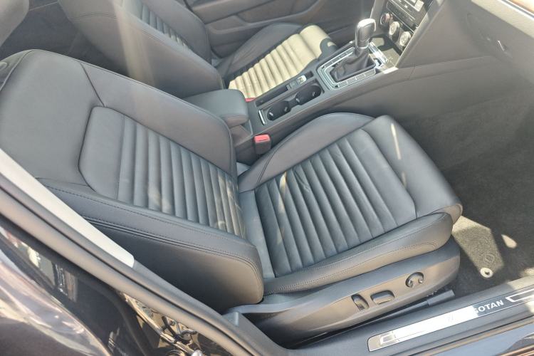 Used Volkswagen Magotan 2019 330TSI DSG Leading Model China VI Standard Interior 1