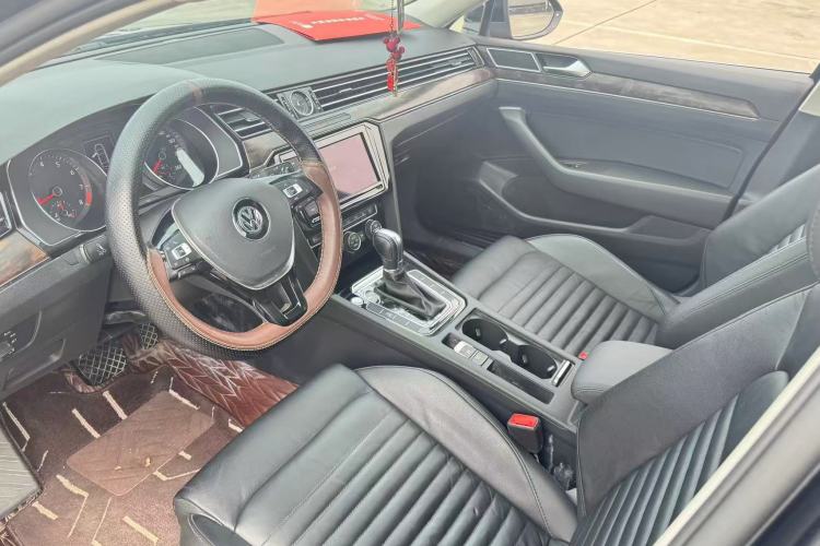 Used Volkswagen Magotan 2019 330TSI DSG Luxury Version China VI Standard Interior 1