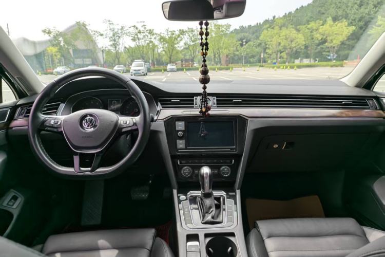 Used Volkswagen Magotan 2019 330TSI DSG Luxury Version China VI Standard Interior 1