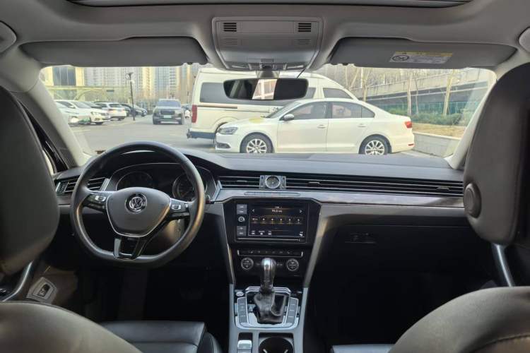 Used Volkswagen Magotan 2019 330TSI DSG Luxury Version China VI Standard Interior 1