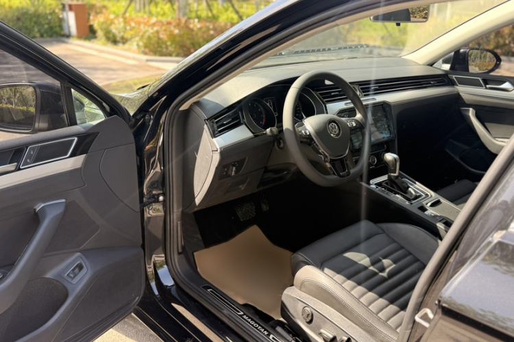Used Volkswagen Magotan 2019 330TSI DSG Leading Model China VI Standard Interior 2