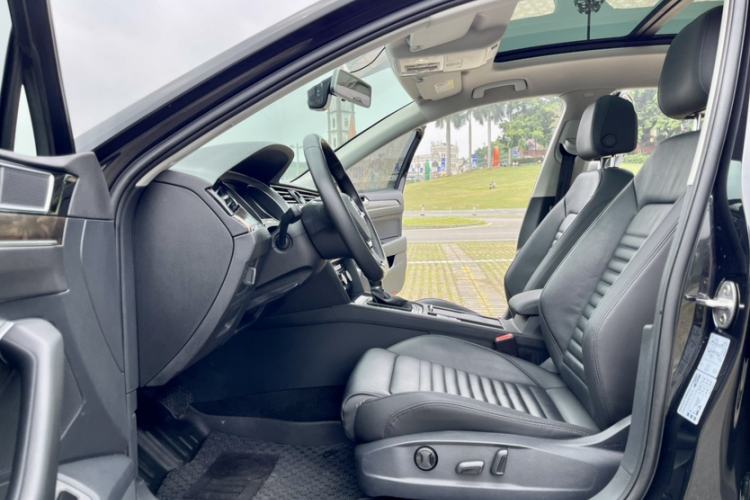 Used Volkswagen Magotan 2019 330TSI DSG Leading Model China VI Standard Interior 2