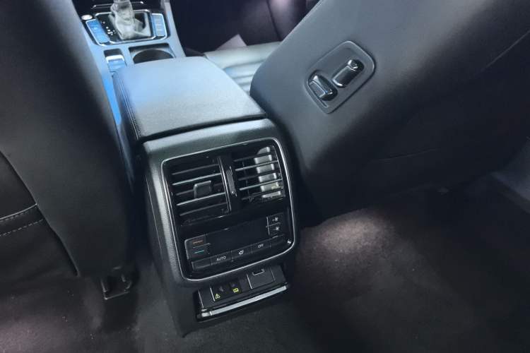 Used Volkswagen Magotan 2019 330TSI DSG Luxury Version China VI Standard Interior 2