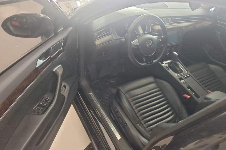 Used Volkswagen Magotan 2019 330TSI DSG Luxury Version China VI Standard Interior 2