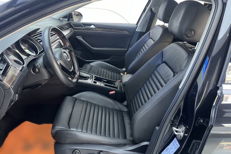 Used Volkswagen Magotan 2019 330TSI DSG Luxury Version China VI Standard Interior 2