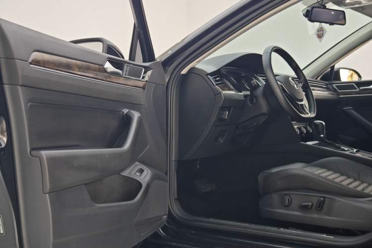 Used Volkswagen Magotan 2019 330TSI DSG Luxury Model China V Standard Interior 2