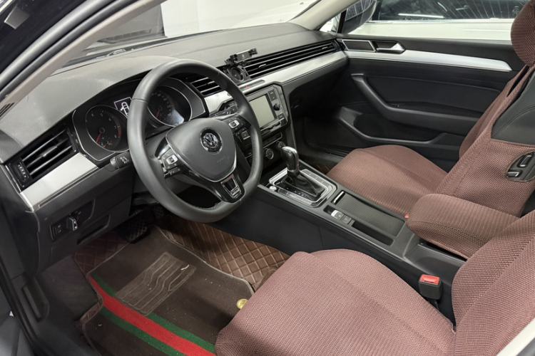 Used Volkswagen Magotan 2019 330TSI DSG Leading Model China VI Standard Interior 3