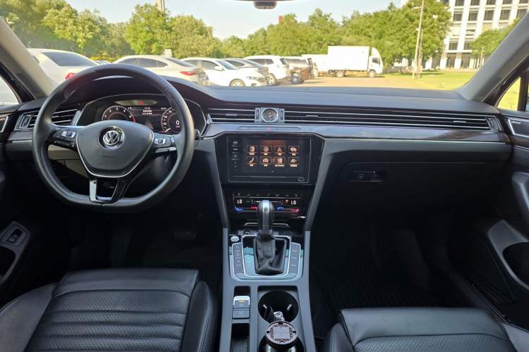 Used Volkswagen Magotan 2019 330TSI DSG Luxury Model China V Standard Interior 3
