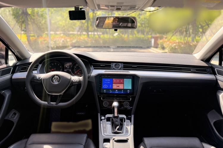 Used Volkswagen Magotan 2019 330TSI DSG Leading Model China VI Standard Interior 3