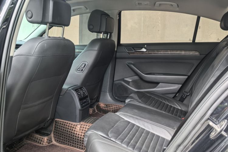 Used Volkswagen Magotan 2019 330TSI DSG Luxury Version China VI Standard Interior 3