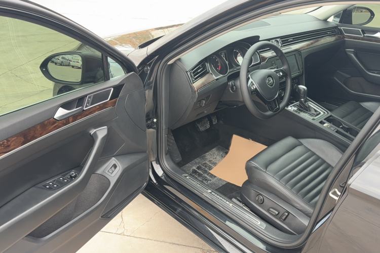 Used Volkswagen Magotan 2019 330TSI DSG Luxury Version China VI Standard Interior 3