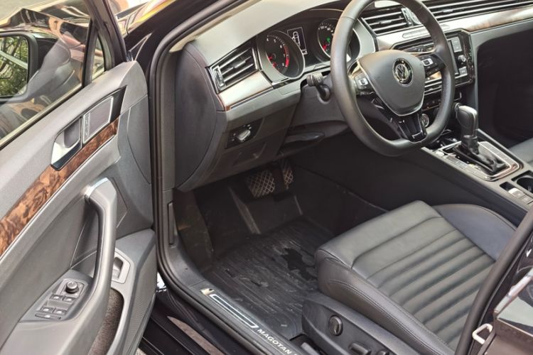 Used Volkswagen Magotan 2019 330TSI DSG Leading Model China VI Standard Interior 3