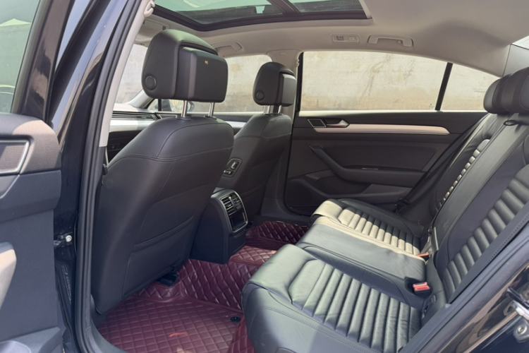 Used Volkswagen Magotan 2019 330TSI DSG Leading Model China VI Standard Interior 3