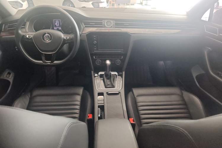 Used Volkswagen Magotan 2019 330TSI DSG Luxury Version China VI Standard Interior 3