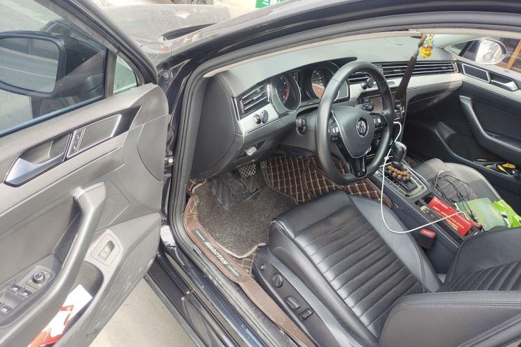 Used Volkswagen Magotan 2019 330TSI DSG Leading Model China VI Standard Interior 3
