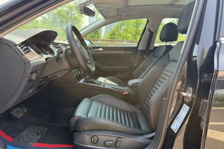 Used Volkswagen Magotan 2019 330TSI DSG Luxury Version China VI Standard Interior 3
