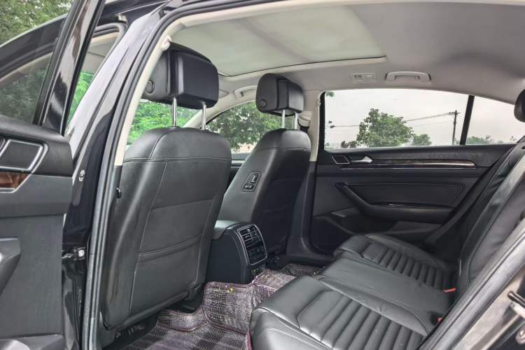 Used Volkswagen Magotan 2019 330TSI DSG Luxury Version China VI Standard Interior 3