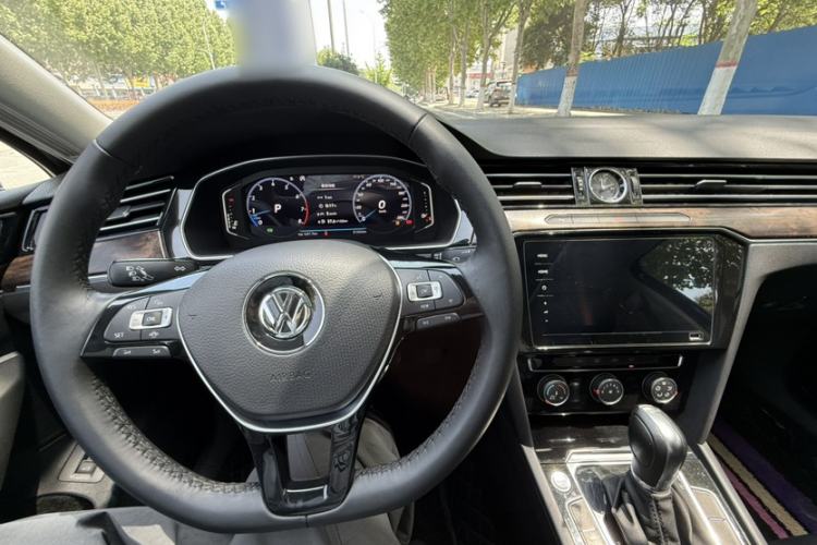 Used Volkswagen Magotan 2019 330TSI DSG Leading Model China VI Standard Interior 3