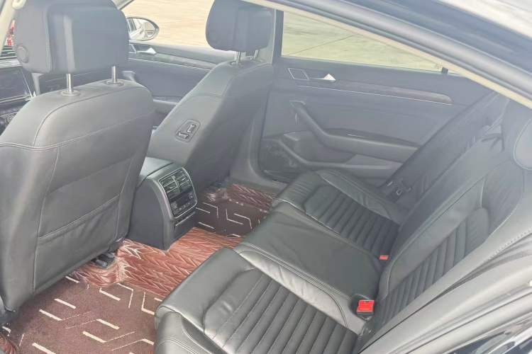 Used Volkswagen Magotan 2019 330TSI DSG Luxury Version China VI Standard Interior 3