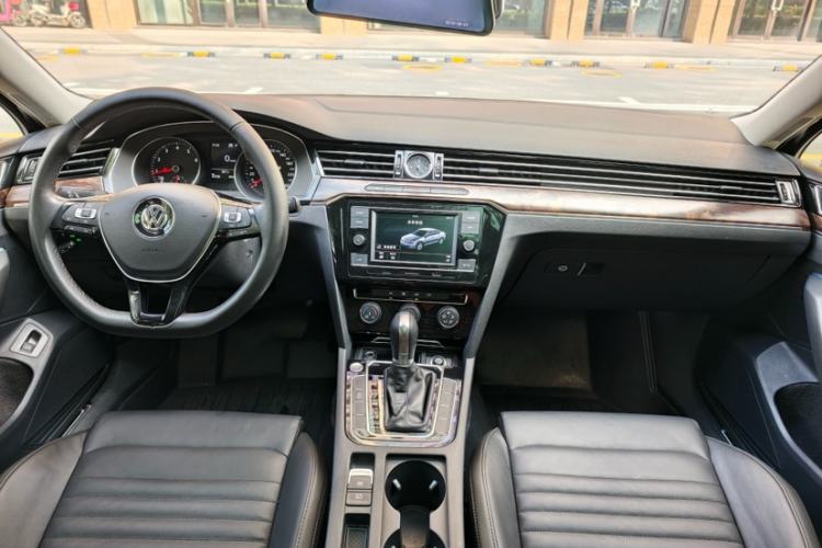 Used Volkswagen Magotan 2019 330TSI DSG Leading Model China VI Standard Interior 4