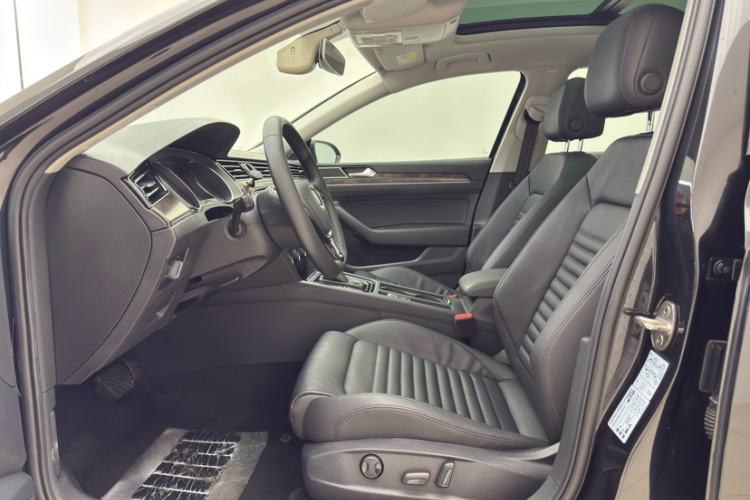 Used Volkswagen Magotan 2019 330TSI DSG Luxury Version China VI Standard Interior 4