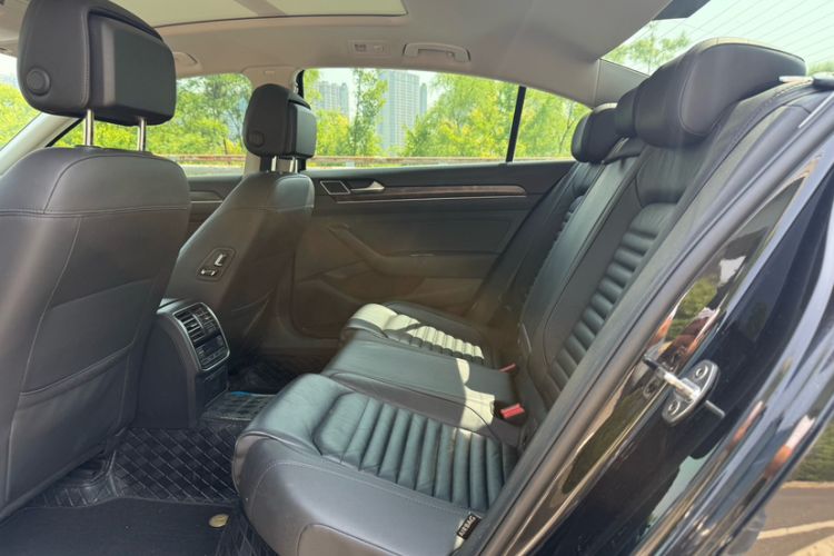 Used Volkswagen Magotan 2019 330TSI DSG Luxury Version China VI Standard Interior 4