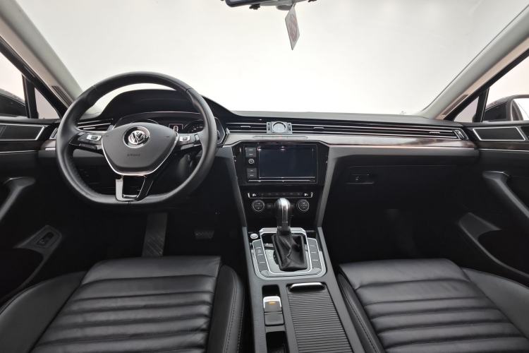 Used Volkswagen Magotan 2019 330TSI DSG Luxury Model China V Standard Interior 5