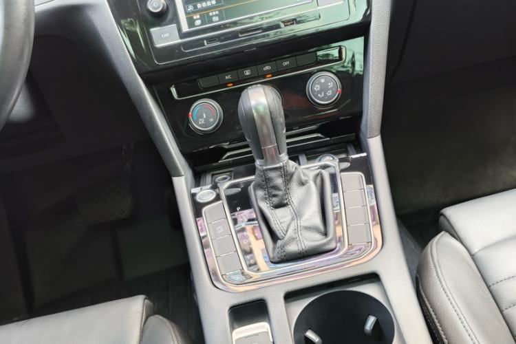 Used Volkswagen Magotan 2019 330TSI DSG Leading Model China VI Standard Interior 6