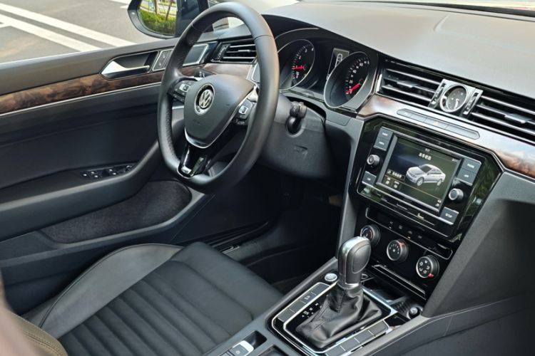 Used Volkswagen Magotan 2019 330TSI DSG Leading Model China VI Standard Interior 8