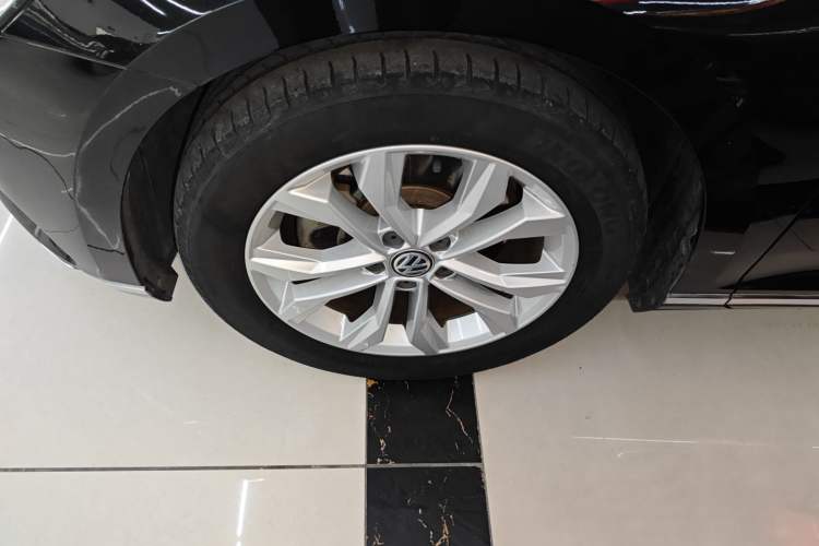 Used Volkswagen Magotan 2019 330TSI DSG Luxury Version China VI Standard Left Front Wheel Hub