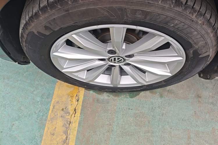 Used Volkswagen Magotan 2019 330TSI DSG Leading Model China VI Standard Left Front Wheel Hub