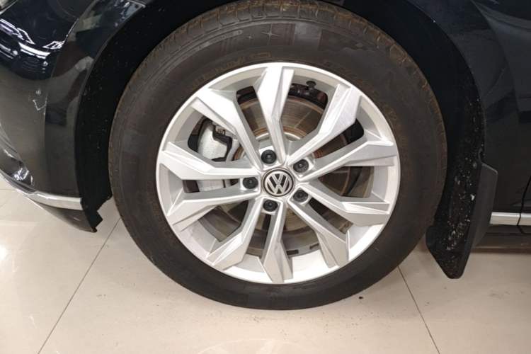 Used Volkswagen Magotan 2019 330TSI DSG Luxury Version China VI Standard Left Front Wheel Hub